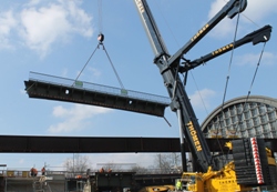 Die alte S-Bahnbrcke schwebt davon.