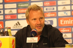 Thorsten Fink auf der Pressekonferenz vorm Nrnbergspiel