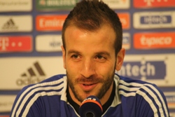 Rafael van der Vaart auf der Pressekonferenz vorm Bayernspiel