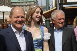 So war es 2015: Bürgermeister Olaf Scholz, Weinkönigin Stefanie Schwarz u. Stuttgarts OB Fritz Kuhn