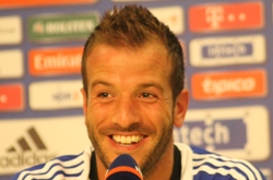 Rafael van der Vaart auf der Pressekonferenz vorm Schalkespiel