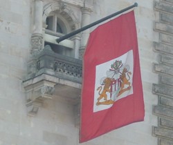 Traditionsfahne Hamburgs am Rathaus