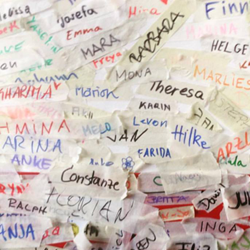 Helfer in der ehemaligen Kleiderkammer in den Messehallen