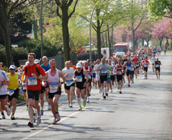 Das Feld beim Marathon Hamburg an der Aussenalster