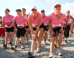 Stretching vor dem Womens Run 2008 in Hamburg