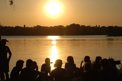 Kein mittgliches Sonnenbad an der Alster fr Schler in Hamburg, weil es kein Hitzfrei mehr gibt.